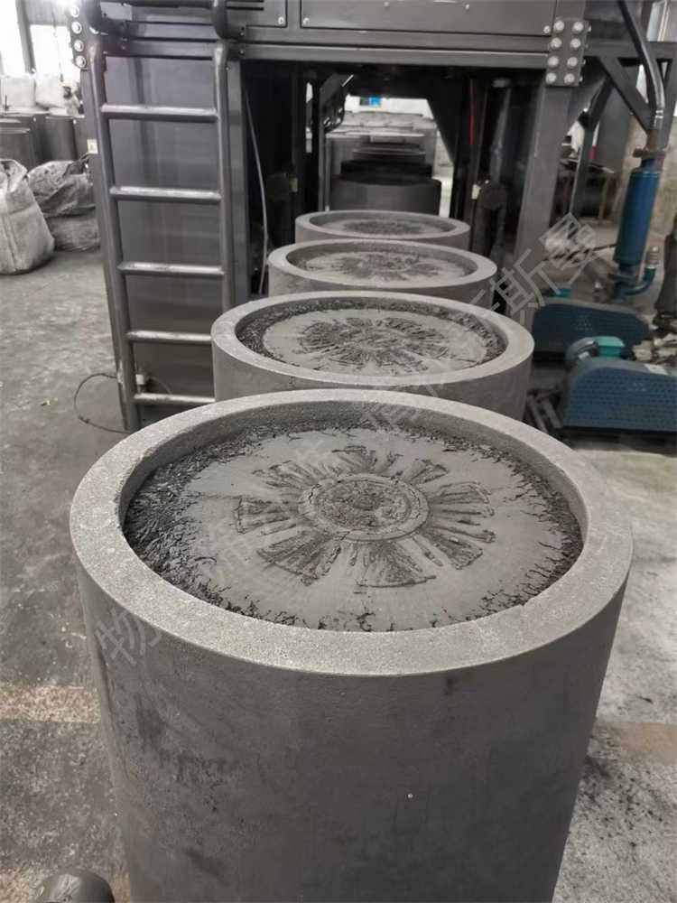 石墨化坩堝投料設備，坩堝壓實設備，艾奇遜爐投料設備，石墨化吸料小車，石墨化投料小車，石墨化高溫吸料系統(tǒng)