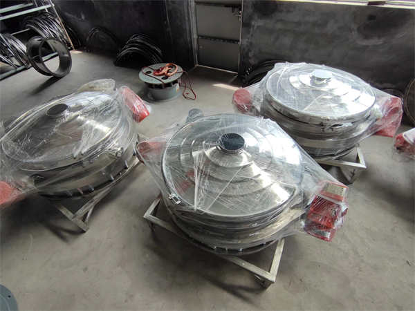 4臺1200不銹鋼直排篩發(fā)貨， 加裝超聲波系統(tǒng)，篩分精度高，產(chǎn)量大， 能耗低，全封閉，無粉塵，特制電機。
