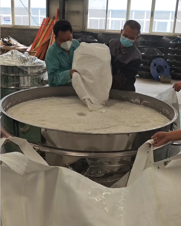 客戶帶料來(lái)廠試機(jī)，1500振動(dòng)篩＋2套超聲波系統(tǒng)，不堵網(wǎng)、產(chǎn)量大、精度高，效果非常好！